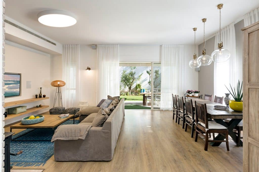 מעצבת פנים בסגנון כפרי