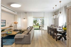 מעצבת פנים בסגנון כפרי